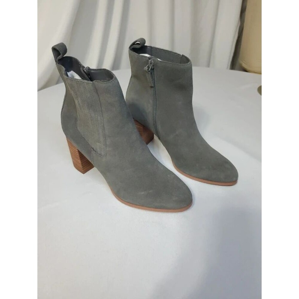 Violet & Red NWOT Gray Suede Leather Women's stacked heel boots 8.5